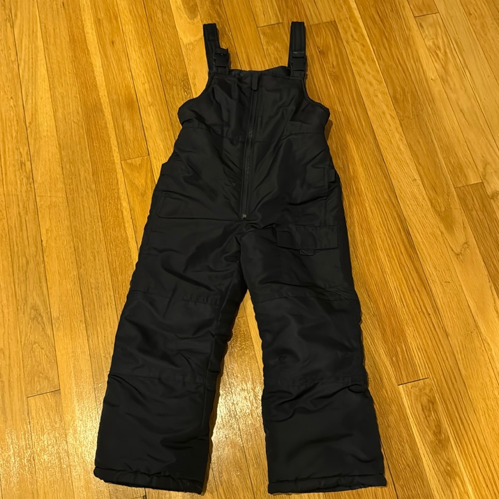 London Fog Snowsuit size 5/6. Like new condition